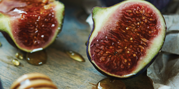 fig_0 Figs cut in half on a cutting board