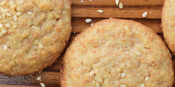 A close up of a bunch of cookies on a table