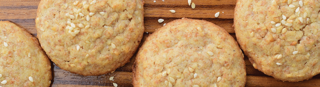 A close up of a bunch of cookies on a table