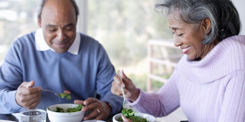 PS_MINDdietanddementia-200397007-001_2 A man and woman sitting at a table eating salad